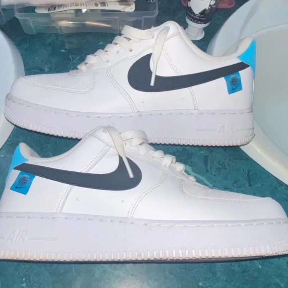 Nike AirForce1s worldwide size 8.5 - Picture 2 of 4